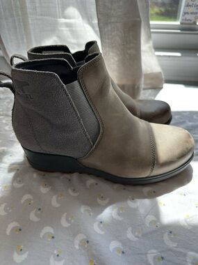 Sorel Gray Suede & Leather Chelsea Ankle Booties Size 7 waterproof